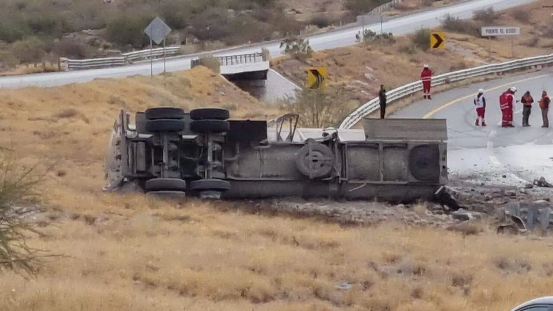 volcadura tráiler carretera a delicias 